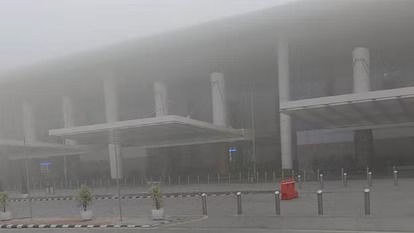 जौलीग्रांट एयरपोर्ट पर छाया घना कोहरा, कई फ्लाइट हुई प्रभावित