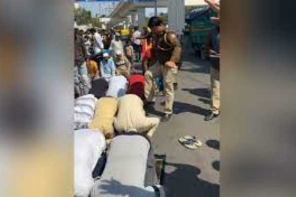दिल्ली में बवालः सड़क पर नमाज पढ़ रहे लोगों को पुलिसकर्मी ने मारी लात, हुआ सस्पेंड