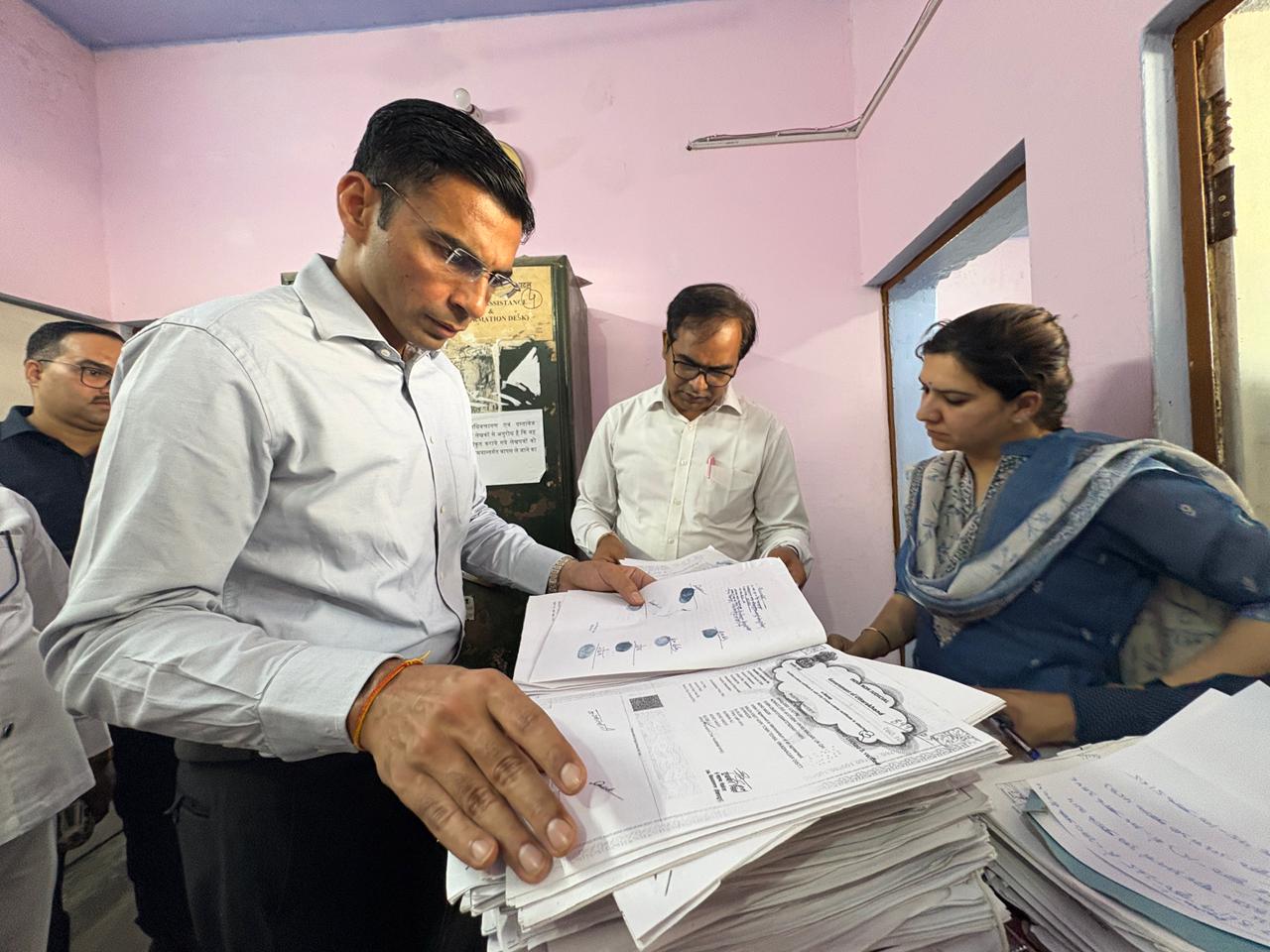 सब-रजिस्ट्रार कार्यालय विकासनगर पर डीएम का छापा: विलेख जब्त, स्टांप चोरी और प्रतिबंधित भूमि रजिस्ट्री का खुलासा