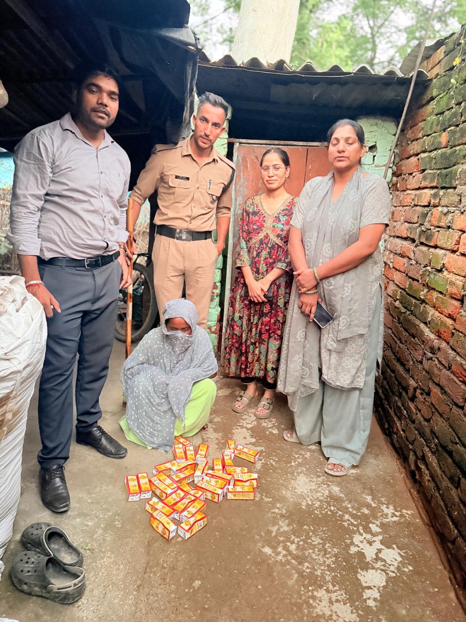 ऋषिकेश में अवैध शराब के खिलाफ आबकारी टीम की कार्रवाई, 3 गिरफ्तार; 115 पाउच, 22 पव्वे और 8 कैन बीयर बरामद