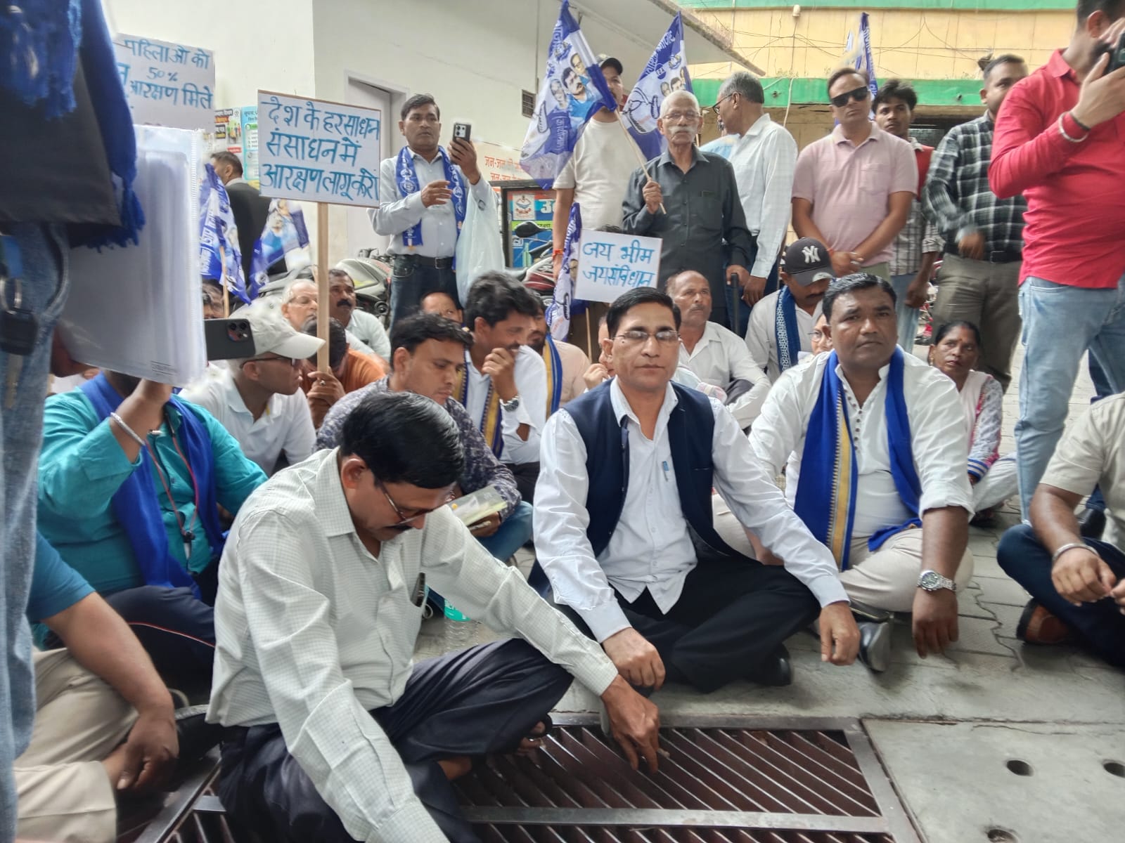 आरक्षण और अधिकारों को लेकर आजाद समाज पार्टी-भीम आर्मी का प्रदर्शन, राष्ट्रपति के नाम सौंपा 22 सूत्रीय ज्ञापन