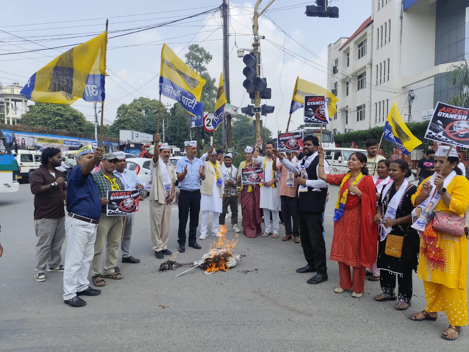 मुख्य चुनाव आयुक्त ज्ञानेश कुमार की बर्खास्तगी की मांग को लेकर आप ने प्रदेशभर में फूंका केंद्र सरकार का पुतला